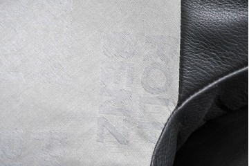 中古　ドイツ　ROLF BENZ(ロルフベンツ)　本革　丸みのある柔らかなフォルムの二人掛けソファ　定価約130万円　(R-087574)