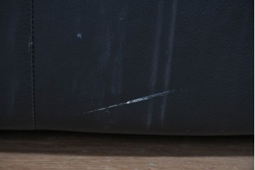 中古　ドイツ　ROLF BENZ(ロルフベンツ)　本革　丸みのある柔らかなフォルムの二人掛けソファ　定価約130万円　(R-087574)