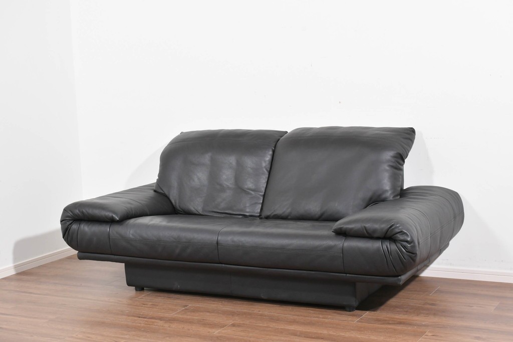 中古　ドイツ　ROLF BENZ(ロルフベンツ)　本革　丸みのある柔らかなフォルムの二人掛けソファ　定価約130万円　(R-087575)