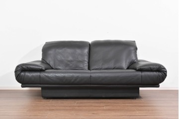 中古　ドイツ　ROLF BENZ(ロルフベンツ)　本革　丸みのある柔らかなフォルムの二人掛けソファ　定価約130万円　(R-087575)