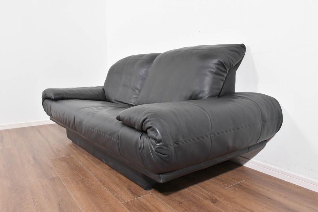 中古　ドイツ　ROLF BENZ(ロルフベンツ)　本革　丸みのある柔らかなフォルムの二人掛けソファ　定価約130万円　(R-087575)