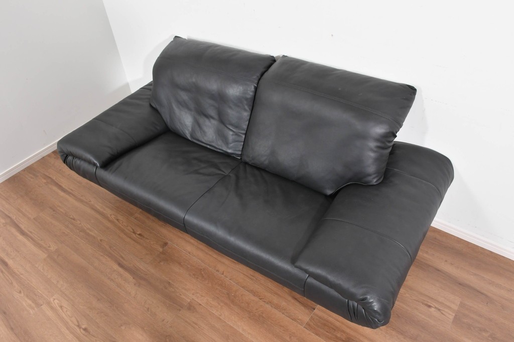 中古　ドイツ　ROLF BENZ(ロルフベンツ)　本革　丸みのある柔らかなフォルムの二人掛けソファ　定価約130万円　(R-087575)