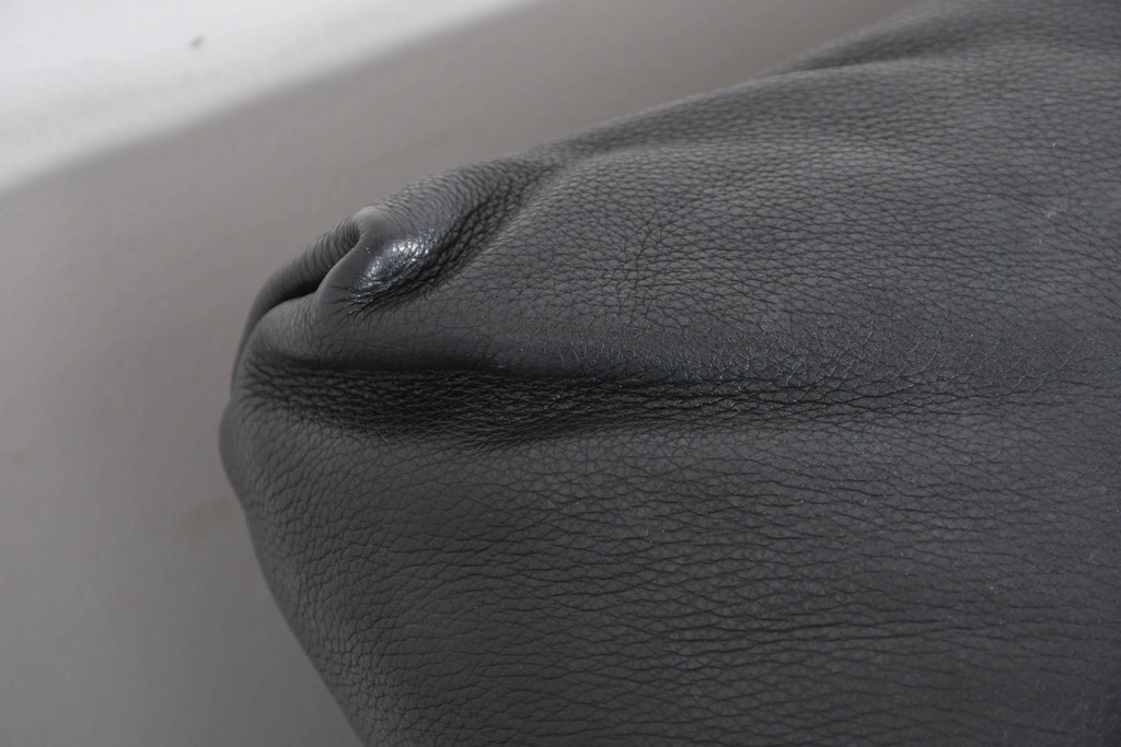 中古　ドイツ　ROLF BENZ(ロルフベンツ)　本革　丸みのある柔らかなフォルムの二人掛けソファ　定価約130万円　(R-087575)