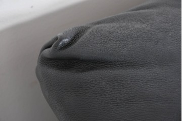 中古　ドイツ　ROLF BENZ(ロルフベンツ)　本革　丸みのある柔らかなフォルムの二人掛けソファ　定価約130万円　(R-087575)