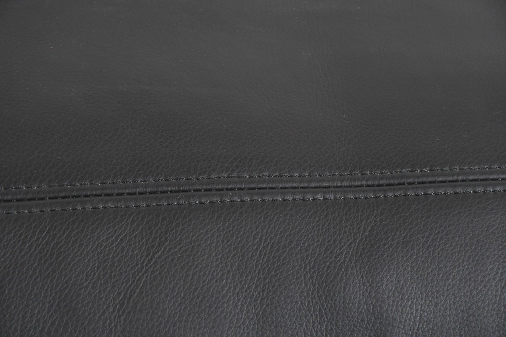 中古　ドイツ　ROLF BENZ(ロルフベンツ)　本革　丸みのある柔らかなフォルムの二人掛けソファ　定価約130万円　(R-087575)