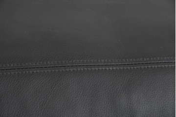 中古　ドイツ　ROLF BENZ(ロルフベンツ)　本革　丸みのある柔らかなフォルムの二人掛けソファ　定価約130万円　(R-087575)