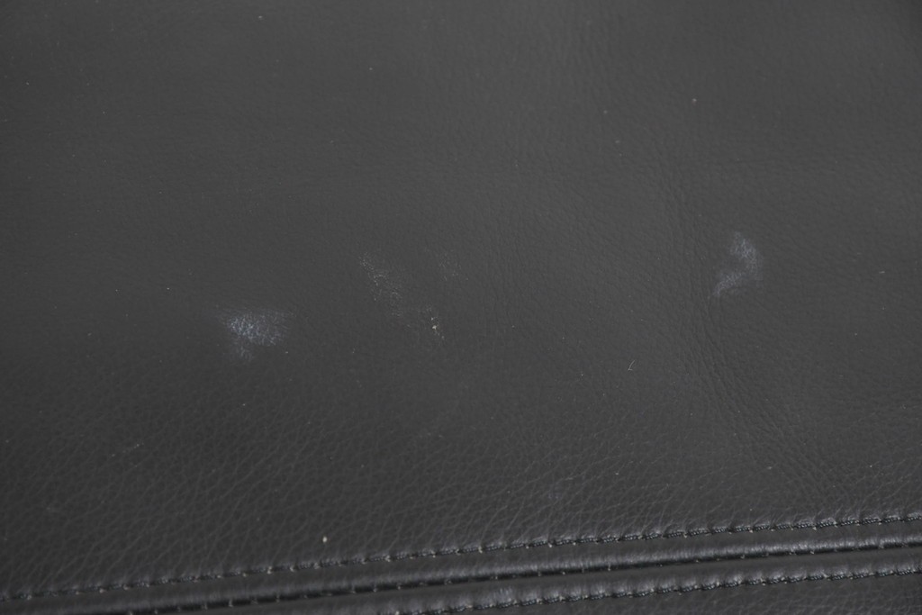 中古　ドイツ　ROLF BENZ(ロルフベンツ)　本革　丸みのある柔らかなフォルムの二人掛けソファ　定価約130万円　(R-087575)