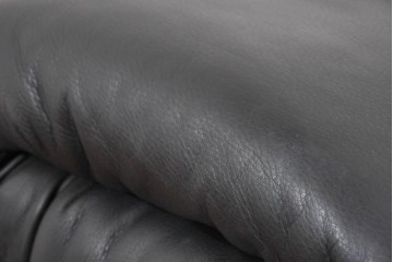 中古　ドイツ　ROLF BENZ(ロルフベンツ)　本革　丸みのある柔らかなフォルムの二人掛けソファ　定価約130万円　(R-087575)