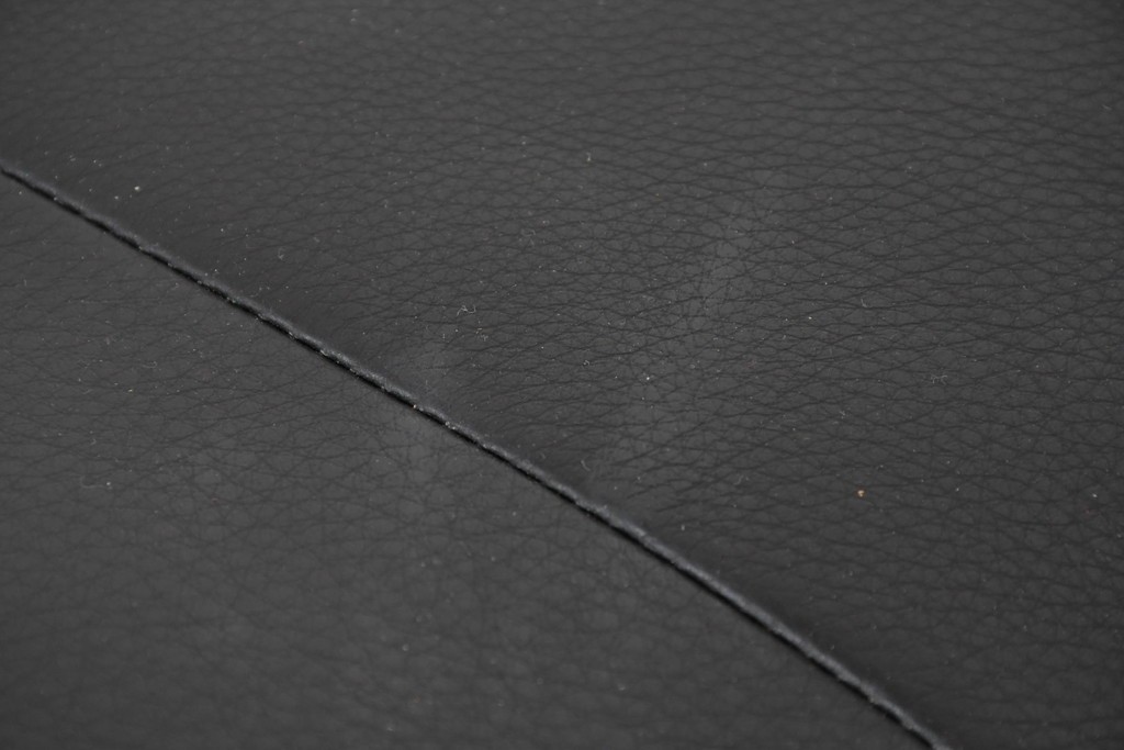 中古　ドイツ　ROLF BENZ(ロルフベンツ)　本革　丸みのある柔らかなフォルムの二人掛けソファ　定価約130万円　(R-087575)