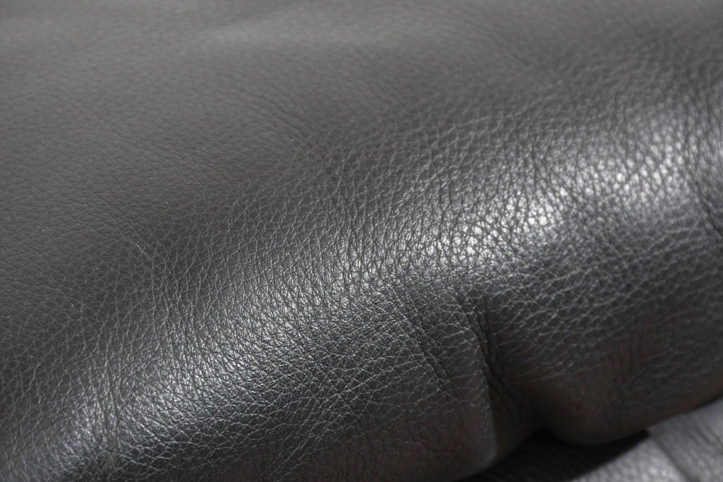 中古　ドイツ　ROLF BENZ(ロルフベンツ)　本革　丸みのある柔らかなフォルムの二人掛けソファ　定価約130万円　(R-087575)