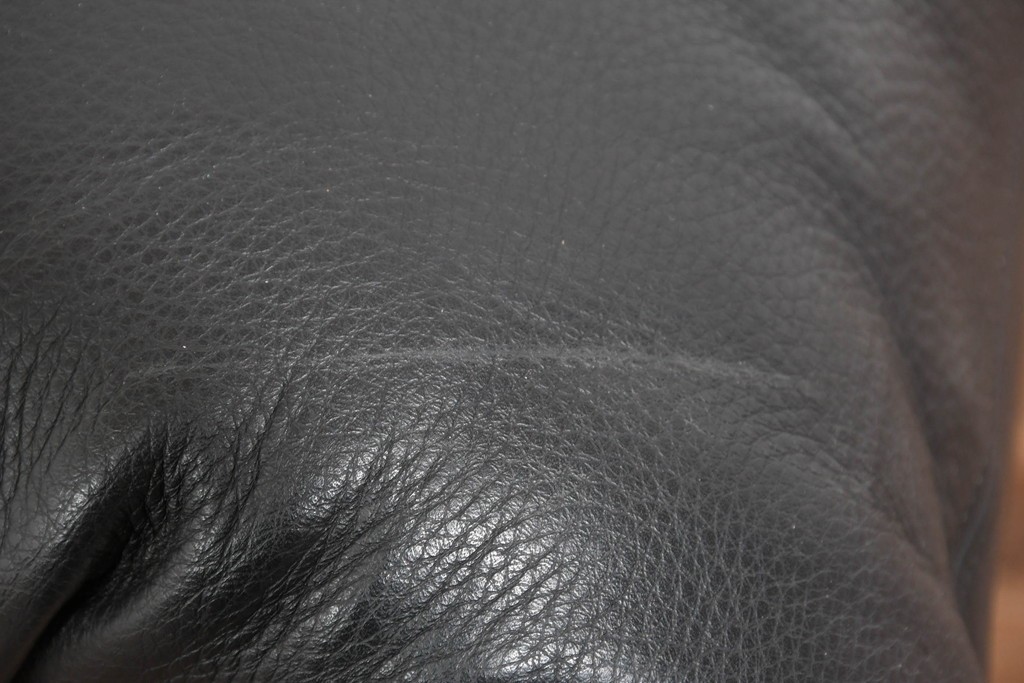 中古　ドイツ　ROLF BENZ(ロルフベンツ)　本革　丸みのある柔らかなフォルムの二人掛けソファ　定価約130万円　(R-087575)