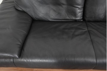 中古　ドイツ　ROLF BENZ(ロルフベンツ)　本革　丸みのある柔らかなフォルムの二人掛けソファ　定価約130万円　(R-087575)