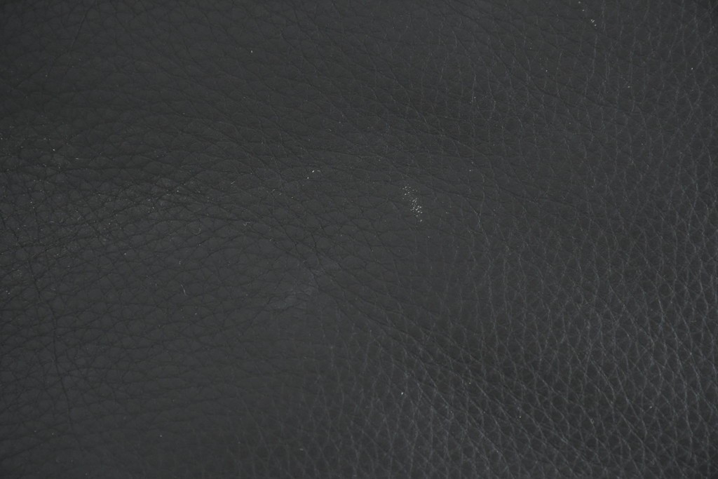 中古　ドイツ　ROLF BENZ(ロルフベンツ)　本革　丸みのある柔らかなフォルムの二人掛けソファ　定価約130万円　(R-087575)