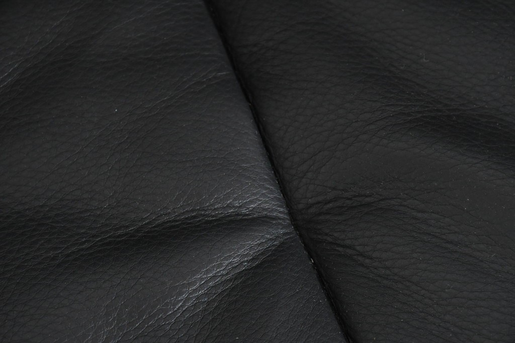 中古　ドイツ　ROLF BENZ(ロルフベンツ)　本革　丸みのある柔らかなフォルムの二人掛けソファ　定価約130万円　(R-087575)