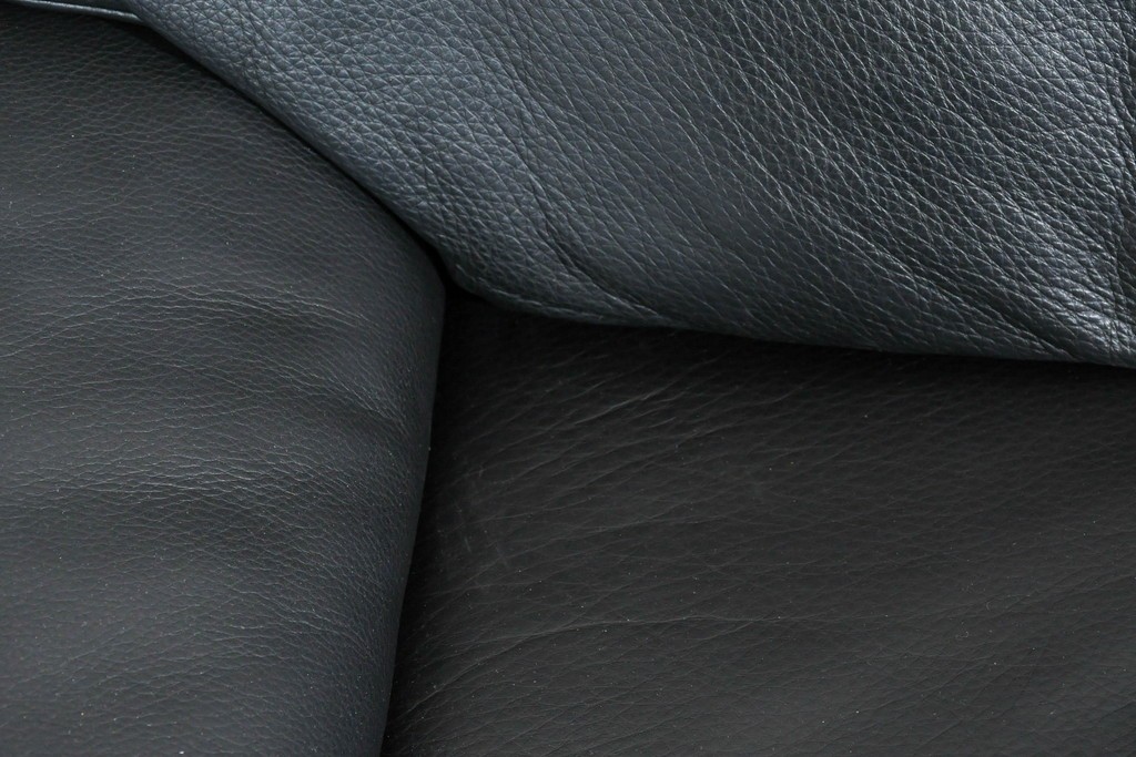 中古　ドイツ　ROLF BENZ(ロルフベンツ)　本革　丸みのある柔らかなフォルムの二人掛けソファ　定価約130万円　(R-087575)