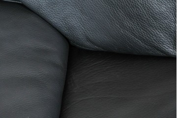 中古　ドイツ　ROLF BENZ(ロルフベンツ)　本革　丸みのある柔らかなフォルムの二人掛けソファ　定価約130万円　(R-087575)