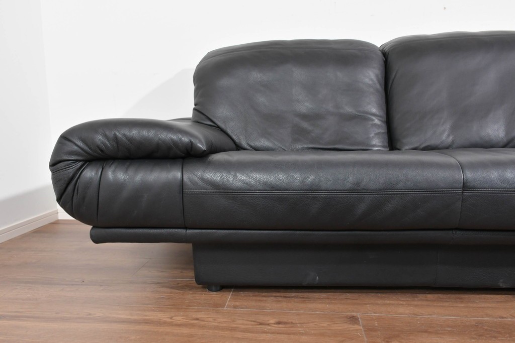 中古　ドイツ　ROLF BENZ(ロルフベンツ)　本革　丸みのある柔らかなフォルムの二人掛けソファ　定価約130万円　(R-087575)