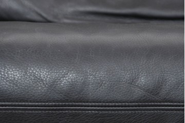 中古　ドイツ　ROLF BENZ(ロルフベンツ)　本革　丸みのある柔らかなフォルムの二人掛けソファ　定価約130万円　(R-087575)