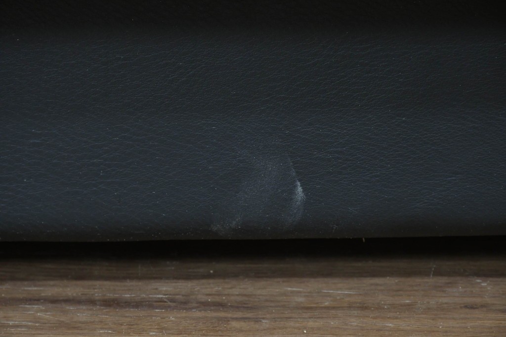 中古　ドイツ　ROLF BENZ(ロルフベンツ)　本革　丸みのある柔らかなフォルムの二人掛けソファ　定価約130万円　(R-087575)