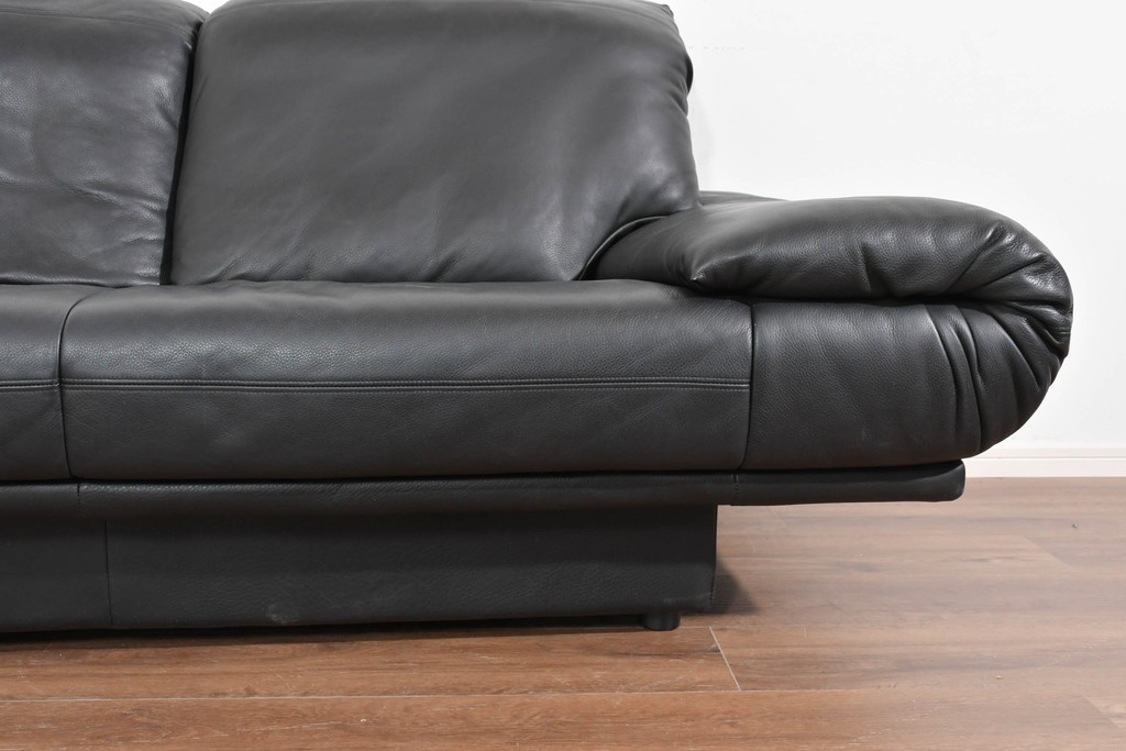 中古　ドイツ　ROLF BENZ(ロルフベンツ)　本革　丸みのある柔らかなフォルムの二人掛けソファ　定価約130万円　(R-087575)