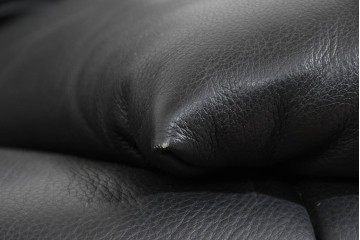 中古　ドイツ　ROLF BENZ(ロルフベンツ)　本革　丸みのある柔らかなフォルムの二人掛けソファ　定価約130万円　(R-087575)