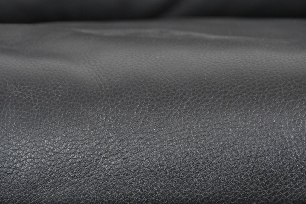 中古　ドイツ　ROLF BENZ(ロルフベンツ)　本革　丸みのある柔らかなフォルムの二人掛けソファ　定価約130万円　(R-087575)