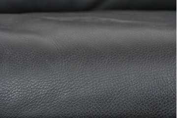 中古　ドイツ　ROLF BENZ(ロルフベンツ)　本革　丸みのある柔らかなフォルムの二人掛けソファ　定価約130万円　(R-087575)