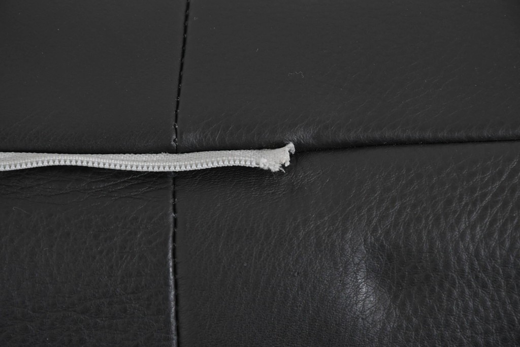 中古　ドイツ　ROLF BENZ(ロルフベンツ)　本革　丸みのある柔らかなフォルムの二人掛けソファ　定価約130万円　(R-087575)