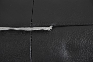 中古　ドイツ　ROLF BENZ(ロルフベンツ)　本革　丸みのある柔らかなフォルムの二人掛けソファ　定価約130万円　(R-087575)