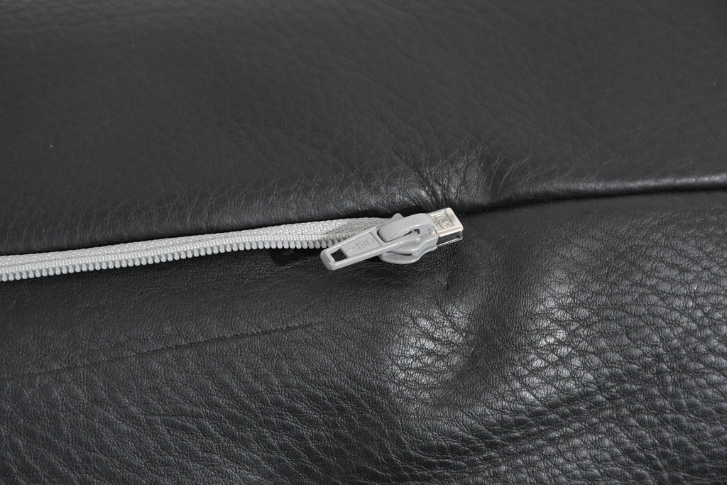 中古　ドイツ　ROLF BENZ(ロルフベンツ)　本革　丸みのある柔らかなフォルムの二人掛けソファ　定価約130万円　(R-087575)