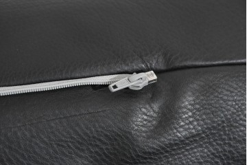 中古　ドイツ　ROLF BENZ(ロルフベンツ)　本革　丸みのある柔らかなフォルムの二人掛けソファ　定価約130万円　(R-087575)