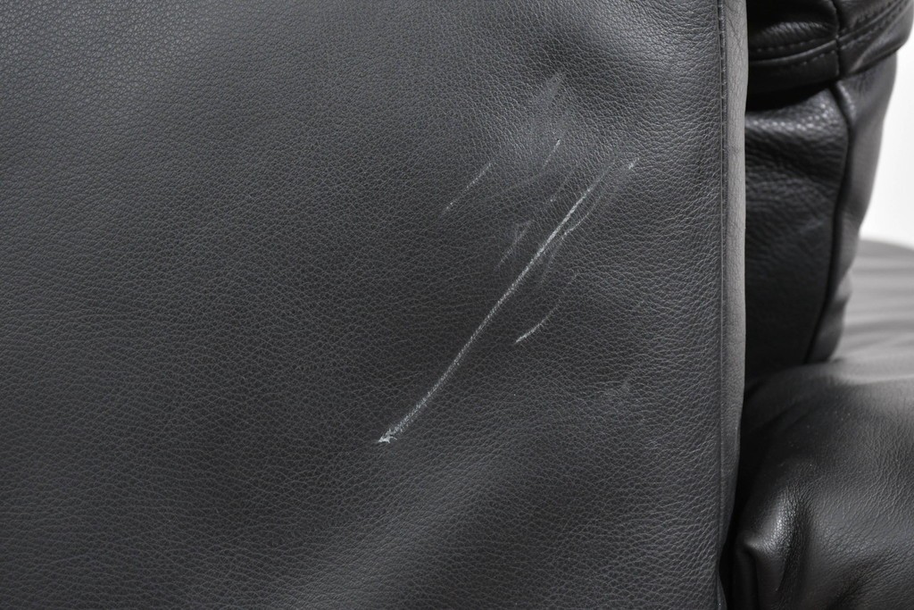 中古　ドイツ　ROLF BENZ(ロルフベンツ)　本革　丸みのある柔らかなフォルムの二人掛けソファ　定価約130万円　(R-087575)