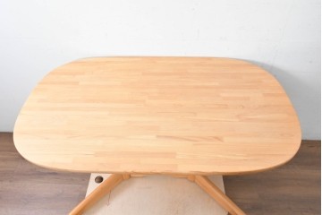 和製ヴィンテージ　飛騨産業　キツツキ　ブナ材　丸みのある天板がやさしい印象を添える小振りなダイニングテーブル　(R-087581)
