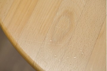 和製ヴィンテージ　飛騨産業　キツツキ　ブナ材　丸みのある天板がやさしい印象を添える小振りなダイニングテーブル　(R-087581)