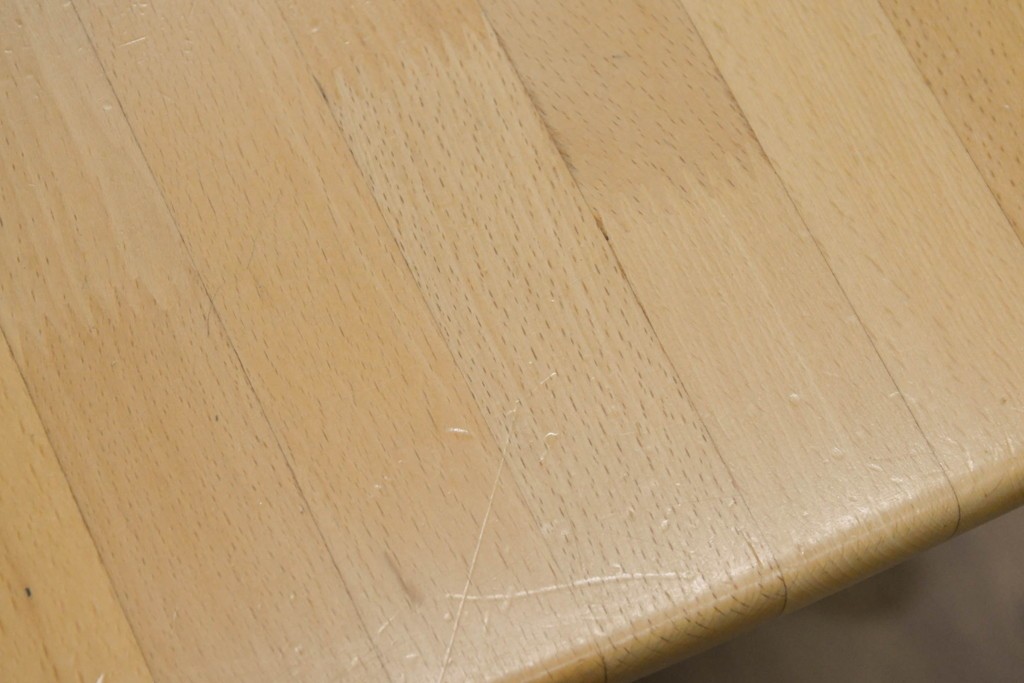 和製ヴィンテージ　飛騨産業　キツツキ　ブナ材　丸みのある天板がやさしい印象を添える小振りなダイニングテーブル　(R-087581)