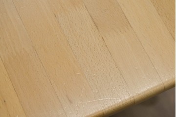 和製ヴィンテージ　飛騨産業　キツツキ　ブナ材　丸みのある天板がやさしい印象を添える小振りなダイニングテーブル　(R-087581)