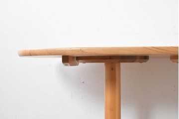 和製ヴィンテージ　飛騨産業　キツツキ　ブナ材　丸みのある天板がやさしい印象を添える小振りなダイニングテーブル　(R-087581)