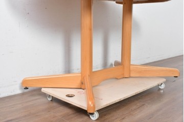 和製ヴィンテージ　飛騨産業　キツツキ　ブナ材　丸みのある天板がやさしい印象を添える小振りなダイニングテーブル　(R-087581)