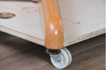 和製ヴィンテージ　飛騨産業　キツツキ　ブナ材　丸みのある天板がやさしい印象を添える小振りなダイニングテーブル　(R-087581)