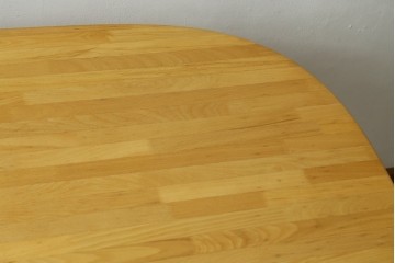 和製ヴィンテージ　飛騨産業　キツツキ　ブナ材　丸みのある天板がやさしい印象を添える小振りなダイニングテーブル　(R-087581)
