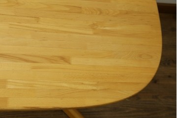 和製ヴィンテージ　飛騨産業　キツツキ　ブナ材　丸みのある天板がやさしい印象を添える小振りなダイニングテーブル　(R-087581)