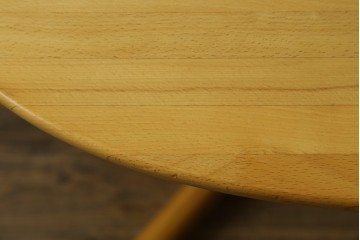 和製ヴィンテージ　飛騨産業　キツツキ　ブナ材　丸みのある天板がやさしい印象を添える小振りなダイニングテーブル　(R-087581)
