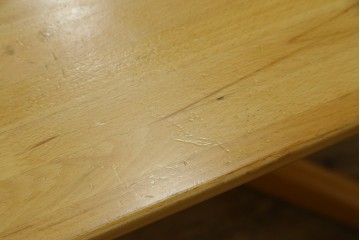 和製ヴィンテージ　飛騨産業　キツツキ　ブナ材　丸みのある天板がやさしい印象を添える小振りなダイニングテーブル　(R-087581)
