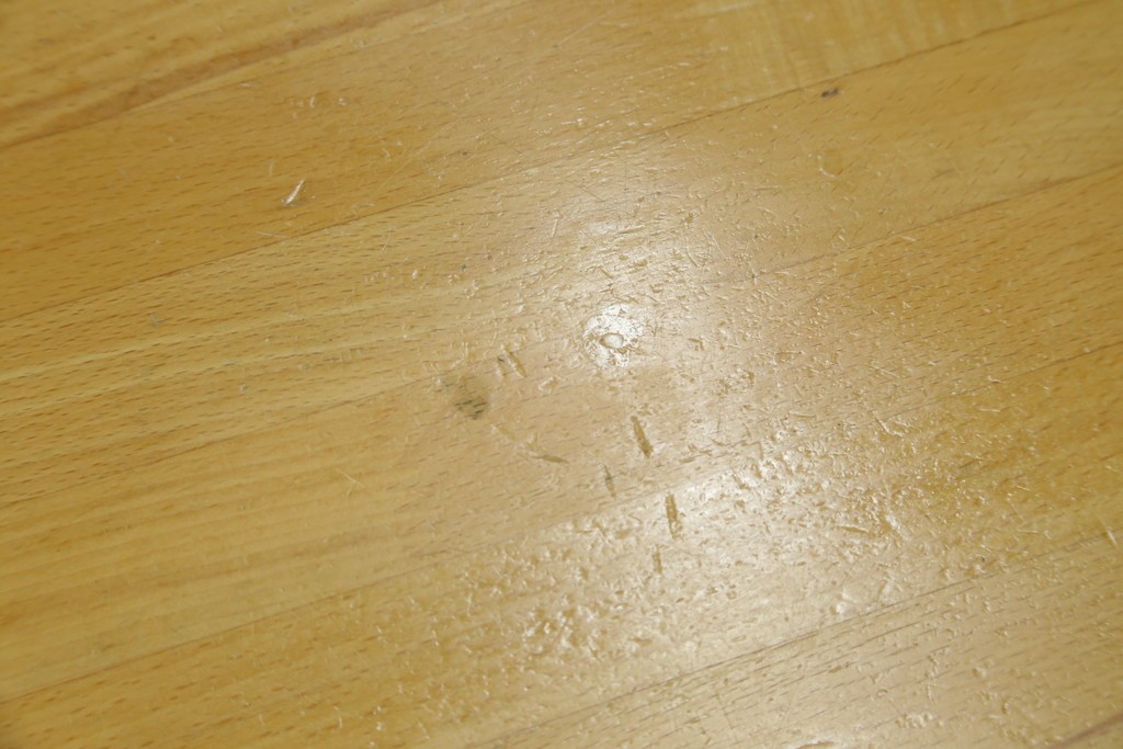 和製ヴィンテージ　飛騨産業　キツツキ　ブナ材　丸みのある天板がやさしい印象を添える小振りなダイニングテーブル　(R-087581)