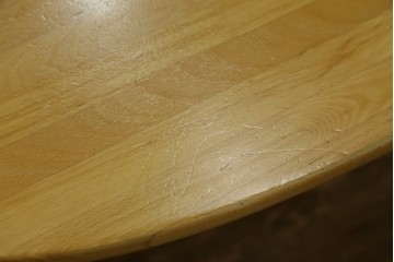 和製ヴィンテージ　飛騨産業　キツツキ　ブナ材　丸みのある天板がやさしい印象を添える小振りなダイニングテーブル　(R-087581)