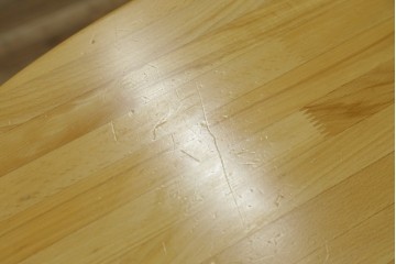 和製ヴィンテージ　飛騨産業　キツツキ　ブナ材　丸みのある天板がやさしい印象を添える小振りなダイニングテーブル　(R-087581)