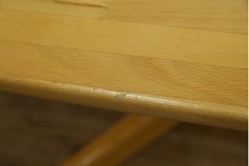 和製ヴィンテージ　飛騨産業　キツツキ　ブナ材　丸みのある天板がやさしい印象を添える小振りなダイニングテーブル　(R-087581)