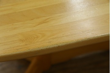 和製ヴィンテージ　飛騨産業　キツツキ　ブナ材　丸みのある天板がやさしい印象を添える小振りなダイニングテーブル　(R-087581)