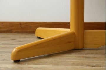 和製ヴィンテージ　飛騨産業　キツツキ　ブナ材　丸みのある天板がやさしい印象を添える小振りなダイニングテーブル　(R-087581)