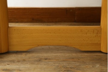 和製ヴィンテージ　飛騨産業　キツツキ　ブナ材　丸みのある天板がやさしい印象を添える小振りなダイニングテーブル　(R-087581)